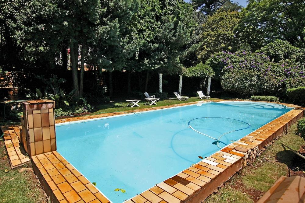 GL Cottages Outdoor Pool
