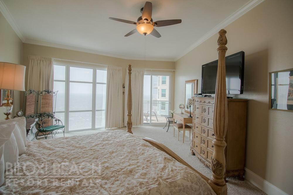 Legacy I 1306 Penthouse Room