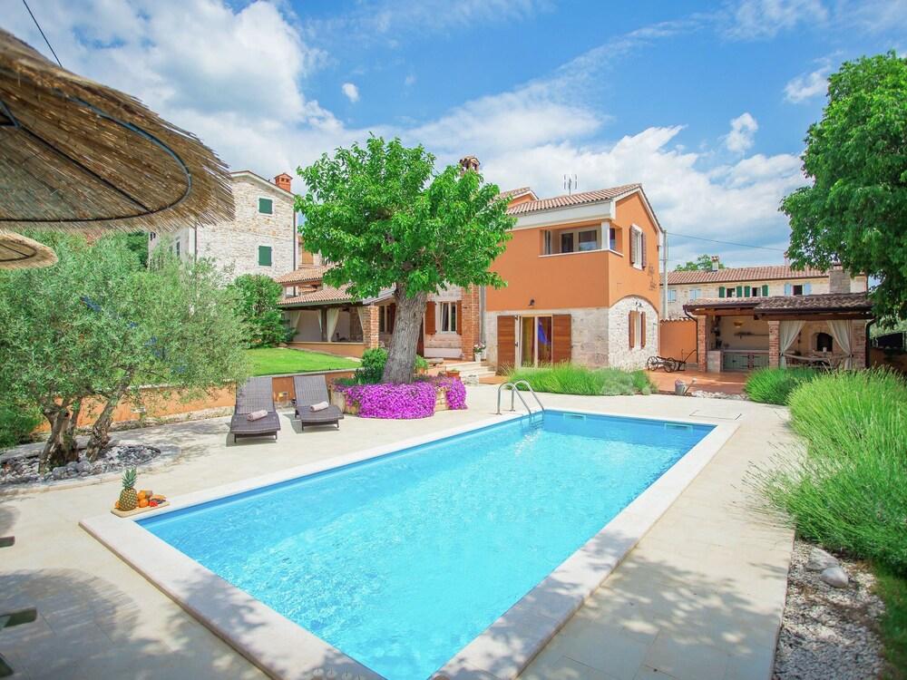 راستيك فيلا إن دراسيفاك ويذ أوتدور بول