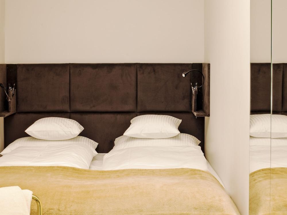 Gold Apartments Room