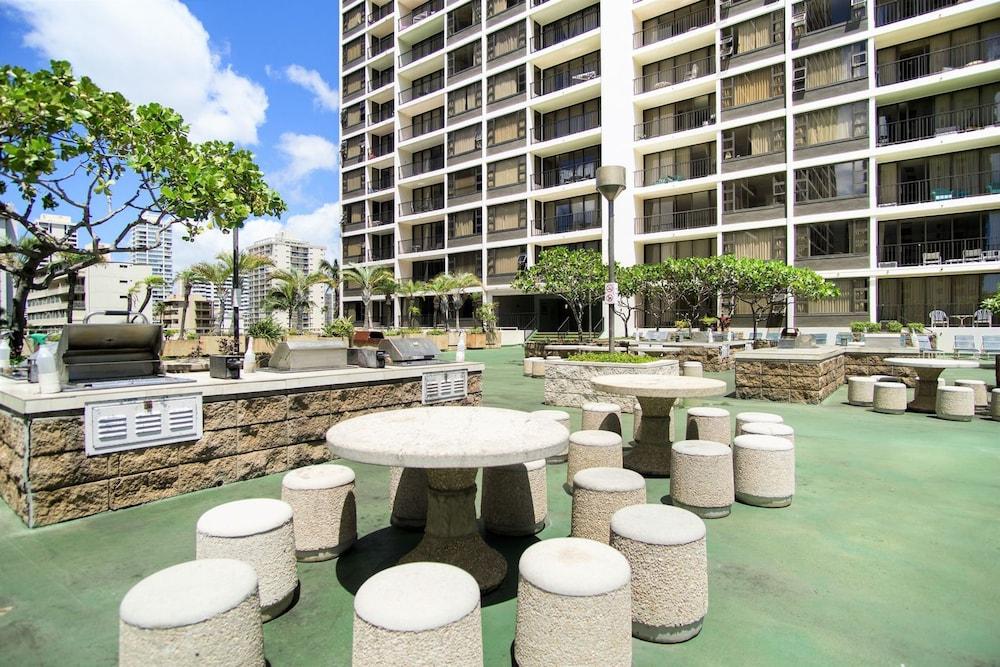 Waikiki Banyan - Pool Deck Level Tower 1 Suite 610 Property Grounds