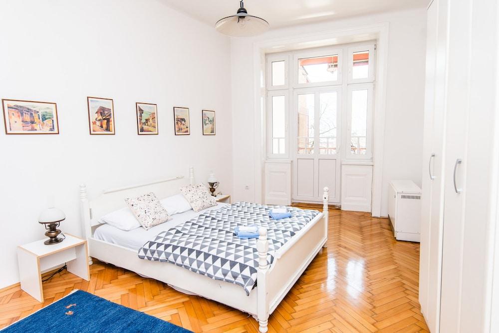 2bdr Apartment With the Balcony View-best Location Room