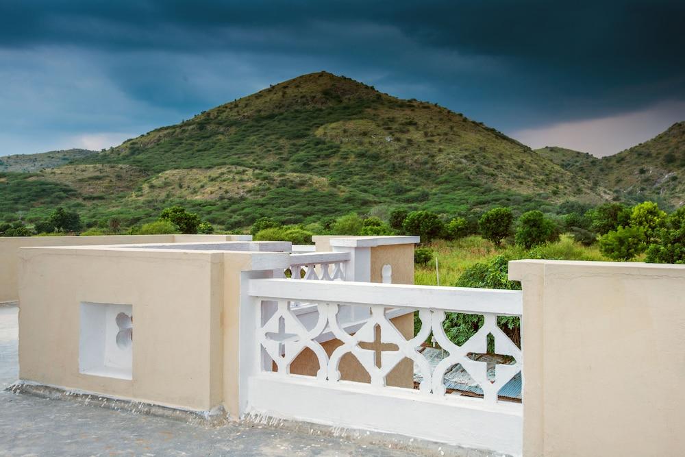 Zade Mount View Exterior