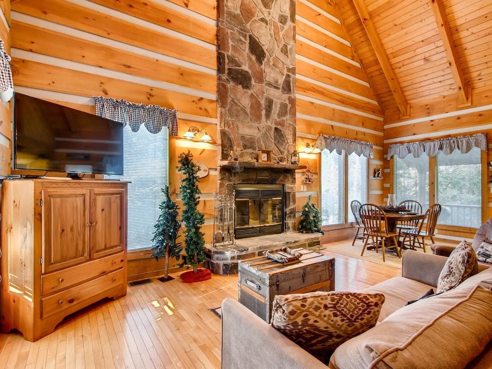 Moose Tracks 1 Bedroom Cabin by RedAwning Living Area