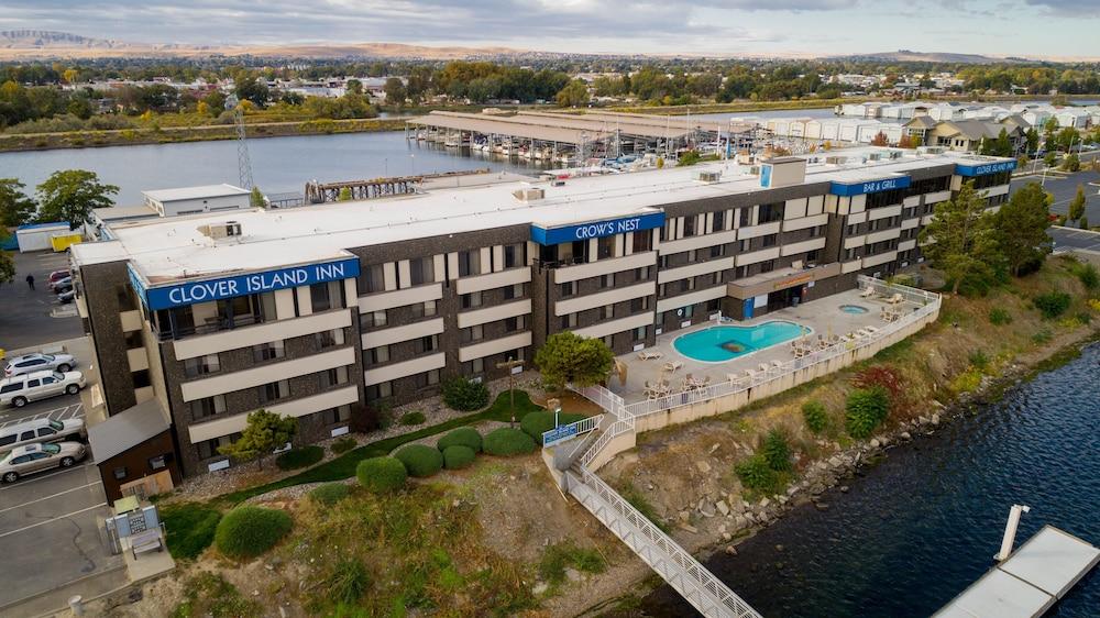 Clover Island Inn Exterior