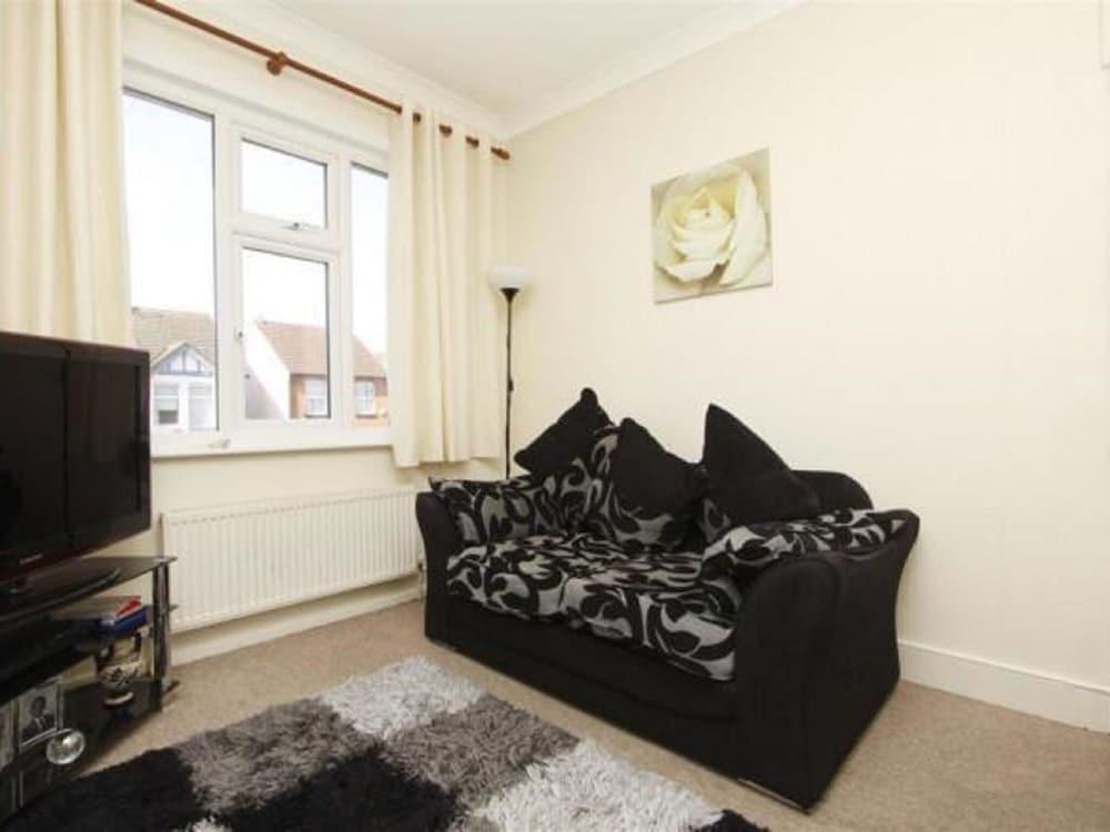 سوفيستيكاتيد فيلا إن لندن ويذ نيتفليكس نير جولف كورسي غرفة معيشة