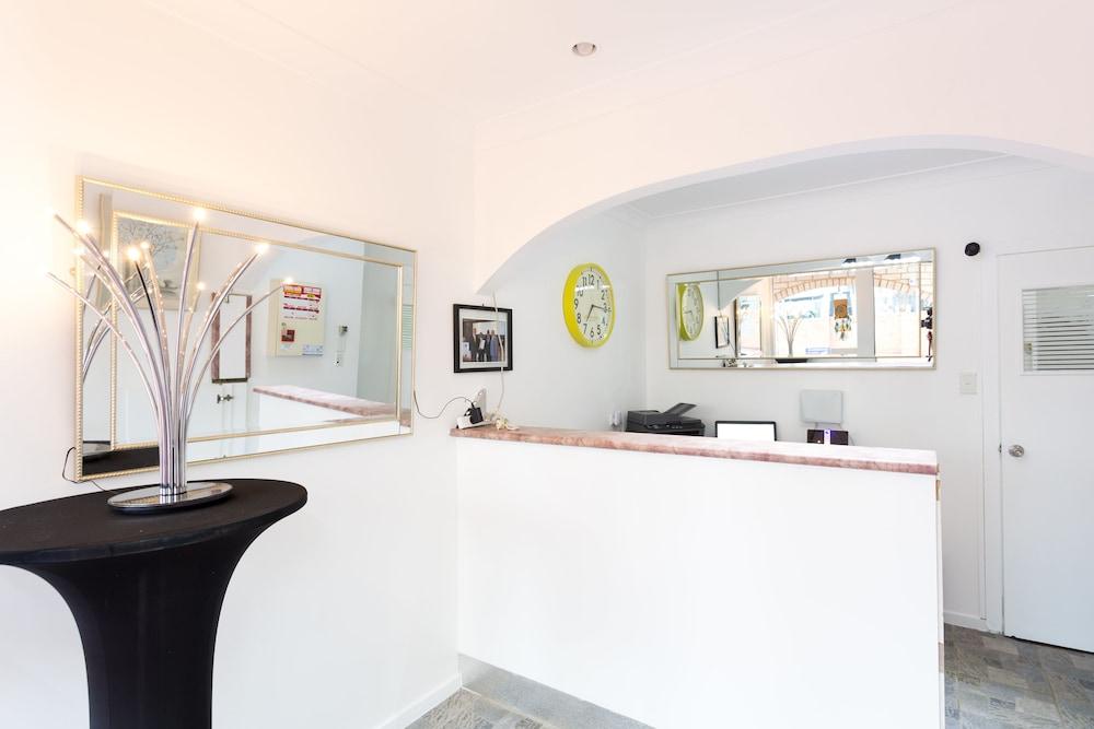 تاري لودج موتيل