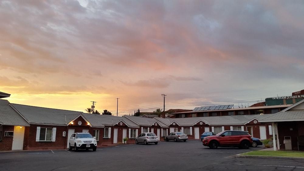 Dixie Palms Motel Hotel Front