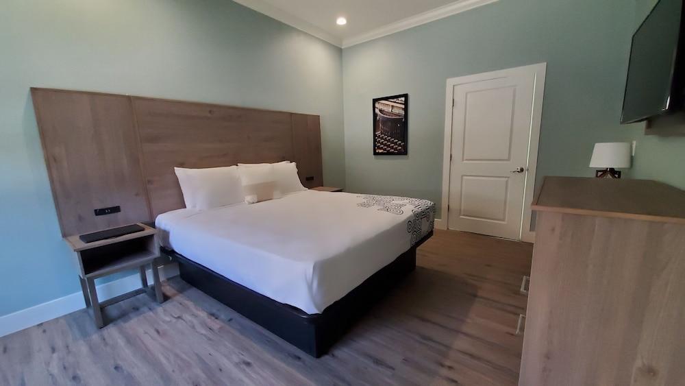 Crestridge Inn Featured Image