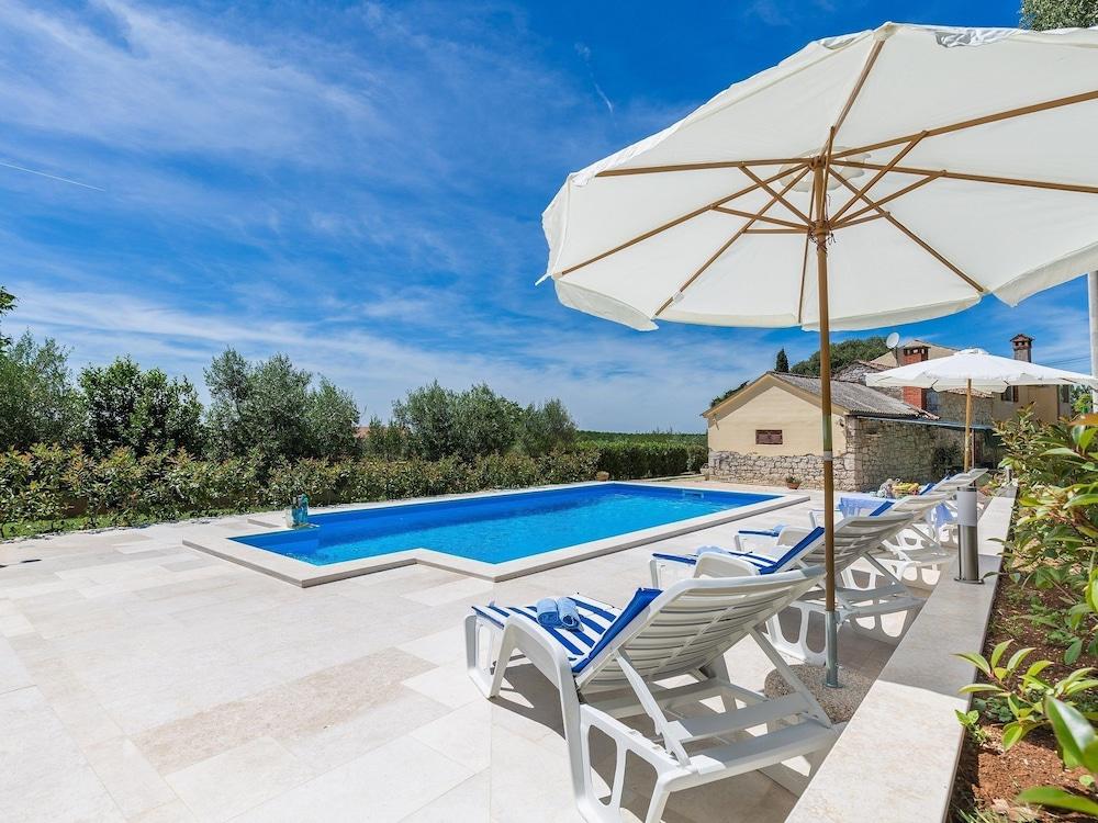 هاوس سورونديد باي جرينري