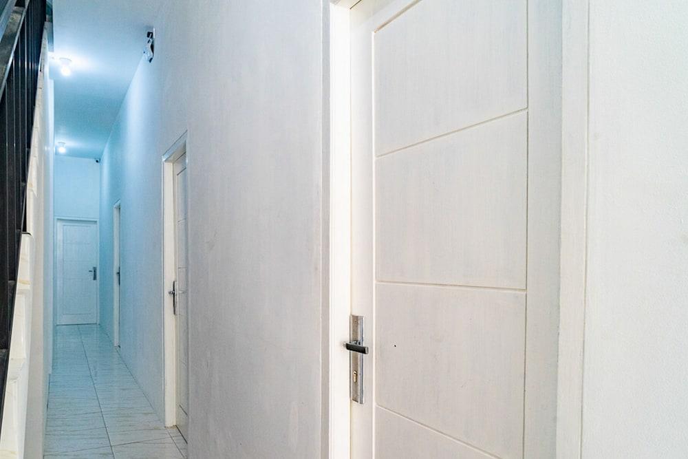 RedDoorz near Tarumanagara University Interior