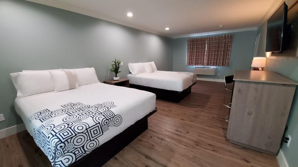 Crestridge Inn Room