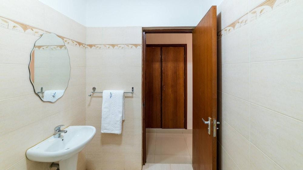 Trendy Deluxe Single Rooms In Masaka - 1 Bathroom