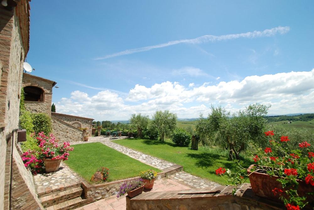 Podere Bagnolo Property Grounds