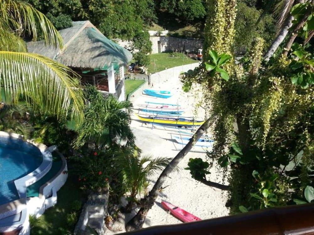 Dolphinbay Beachfront & Dive Resort Property Grounds