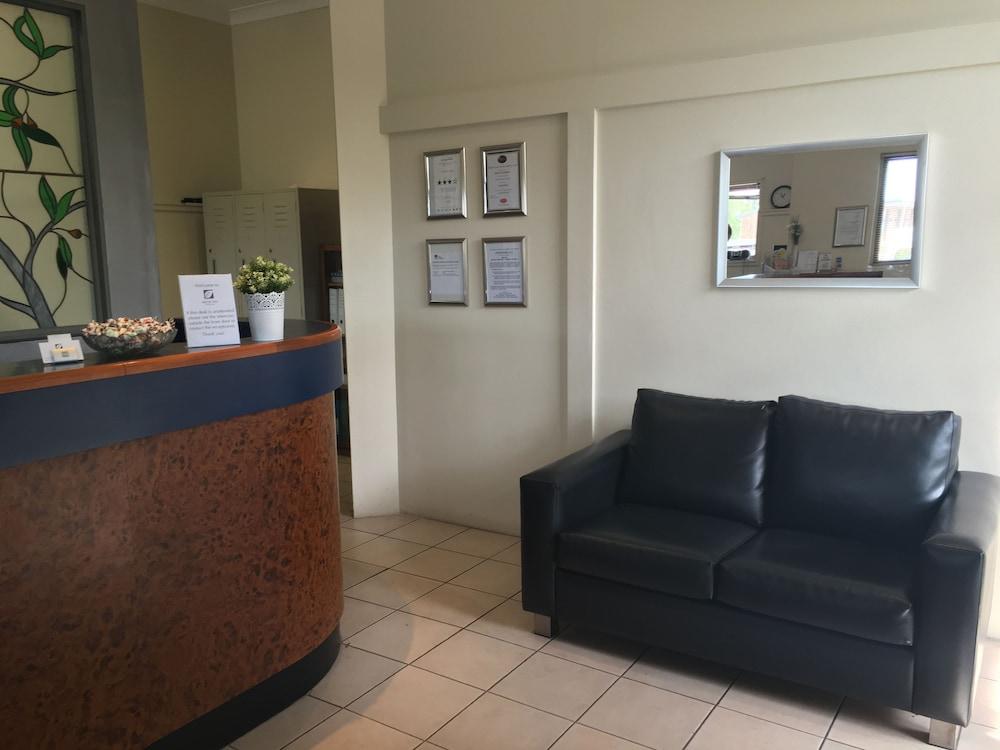 Abcot Inn Lobby Sitting Area