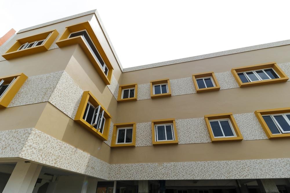 ريد دورز بلس نير باليم بانج سكوير مول تفاصيل الفندق من الخارج