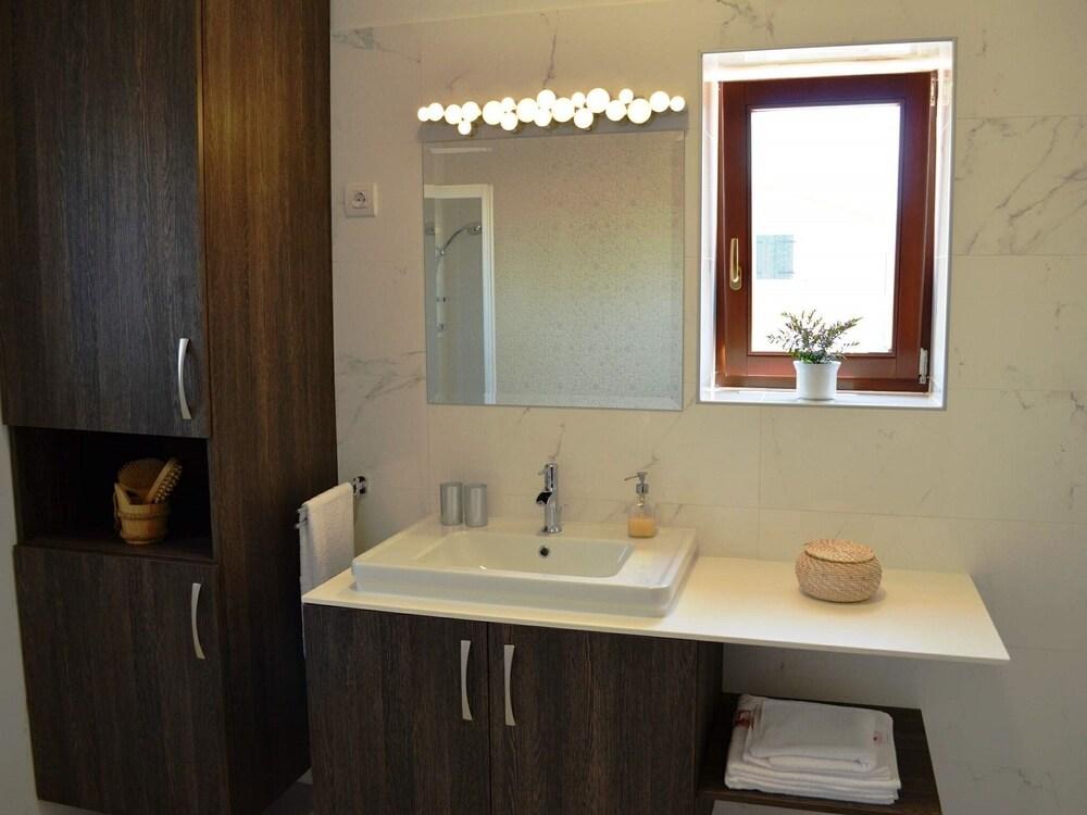 Spacious Villa Dubravka With a Large Pool Bathroom