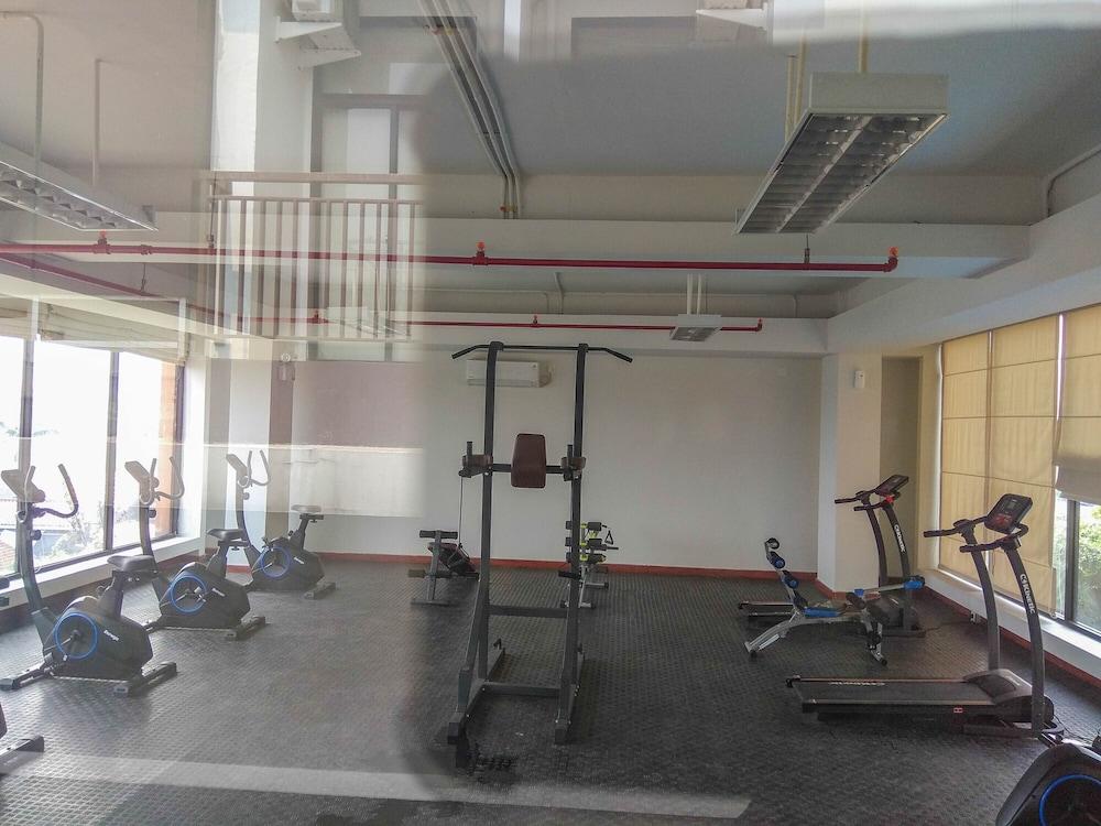Minimalist and Comfortable Studio Dave Apartment Fitness Facility