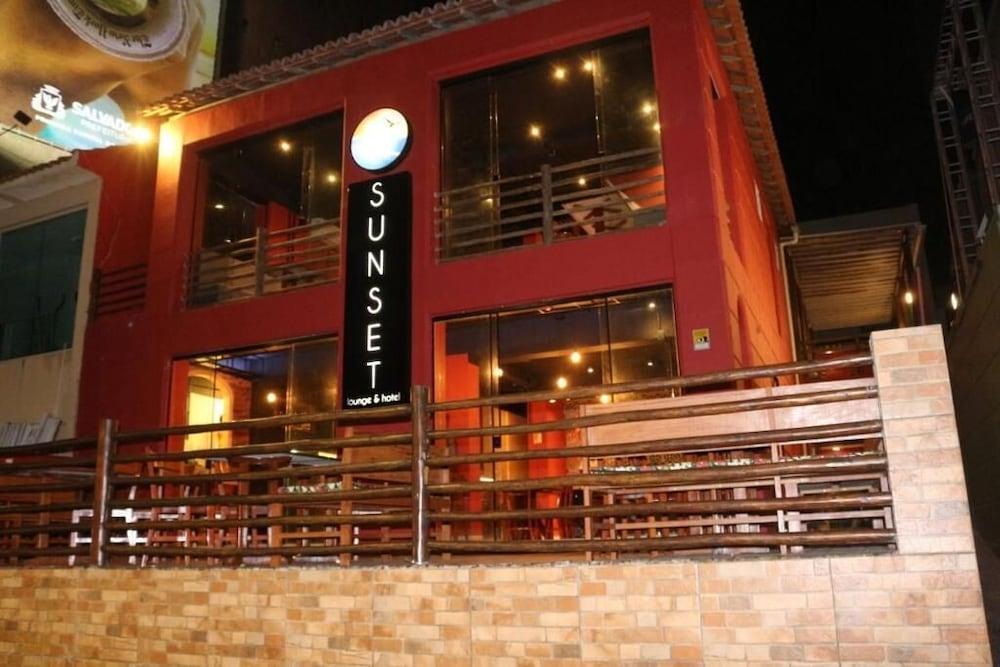 Sunset Lounge Hotel