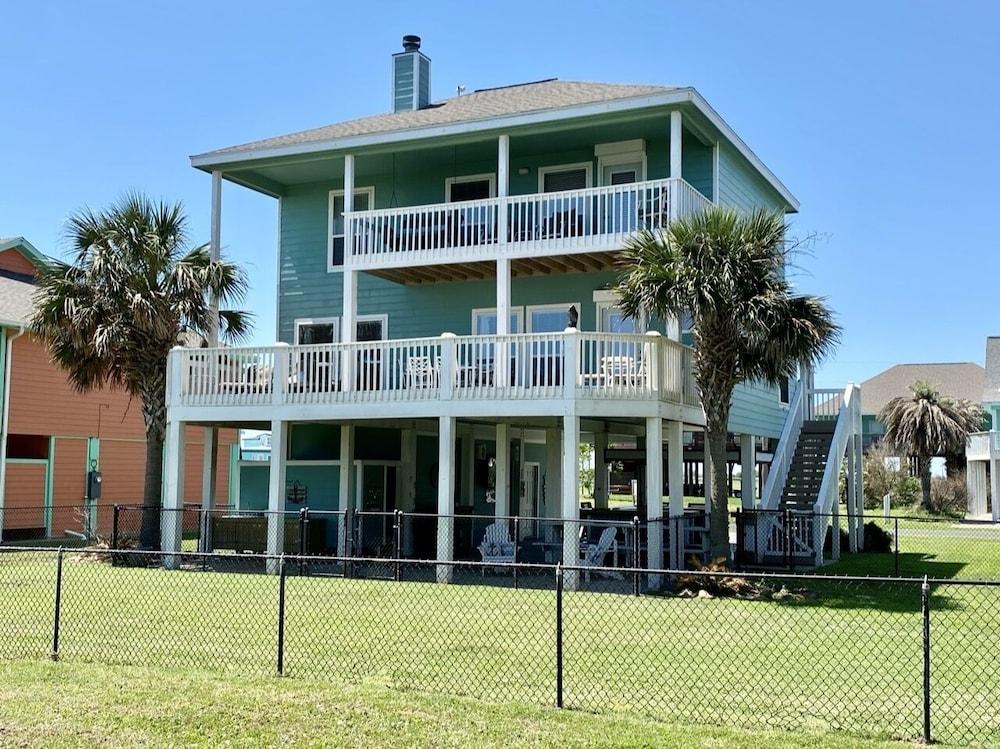 Stay Salty 3 Bedroom Home by RedAwning