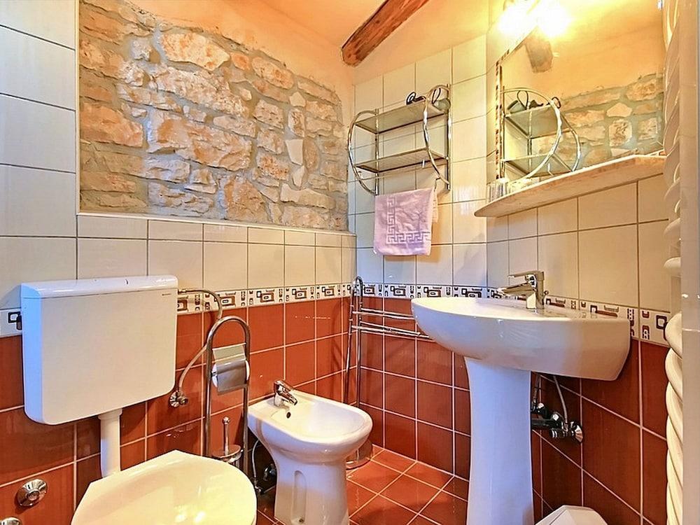 تشارمينج هاوس ويذ برايفت بول آند فينسد جاردن، نير بوريك آند بيتش حمام