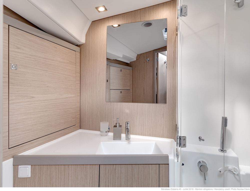 Discover Sailing Asia - Hong Kong Bathroom