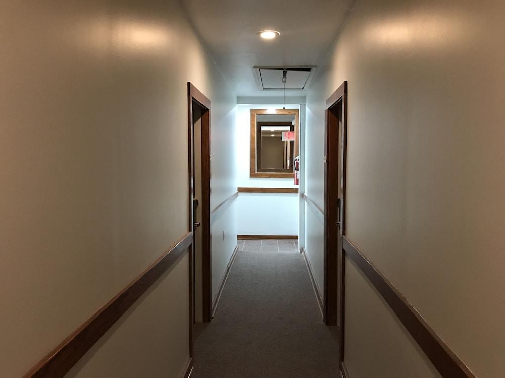 Motel 6 Front Royal, VA Interior Entrance