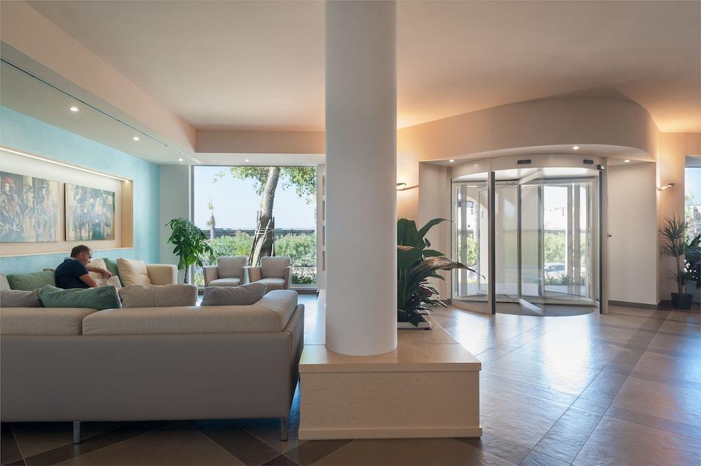 Le Dune Suite Hotel Lobby Sitting Area