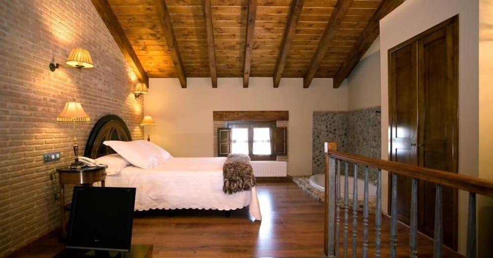 Posada Los Condestables Room