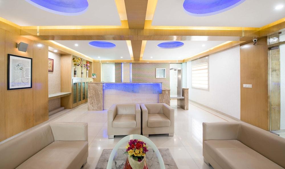 Treebo Paradise Lobby Sitting Area