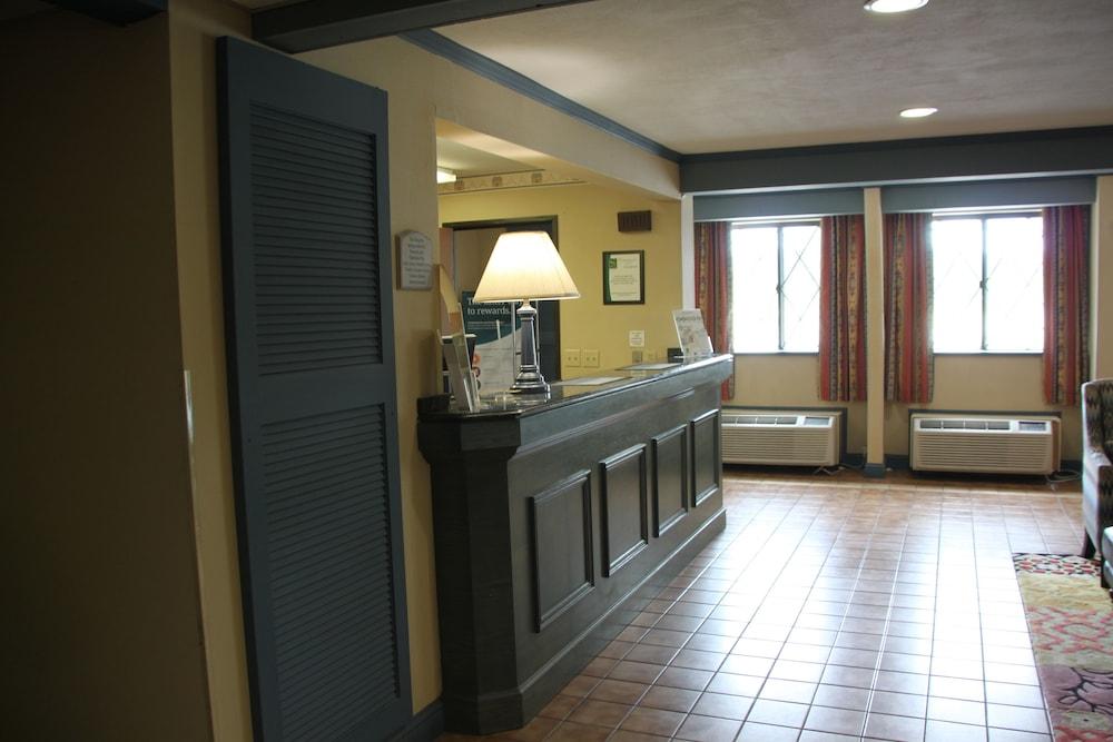 Quality Inn Cortland - University Area Lobby