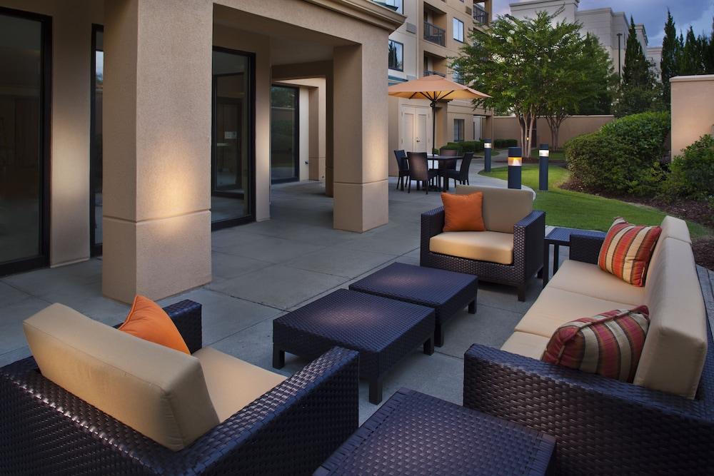Spark by Hilton Birmingham Colonnade Terrace/Patio