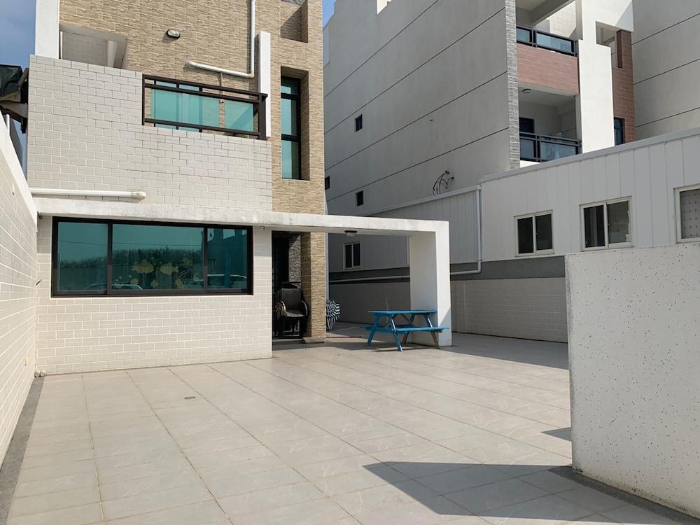 Random Exterior