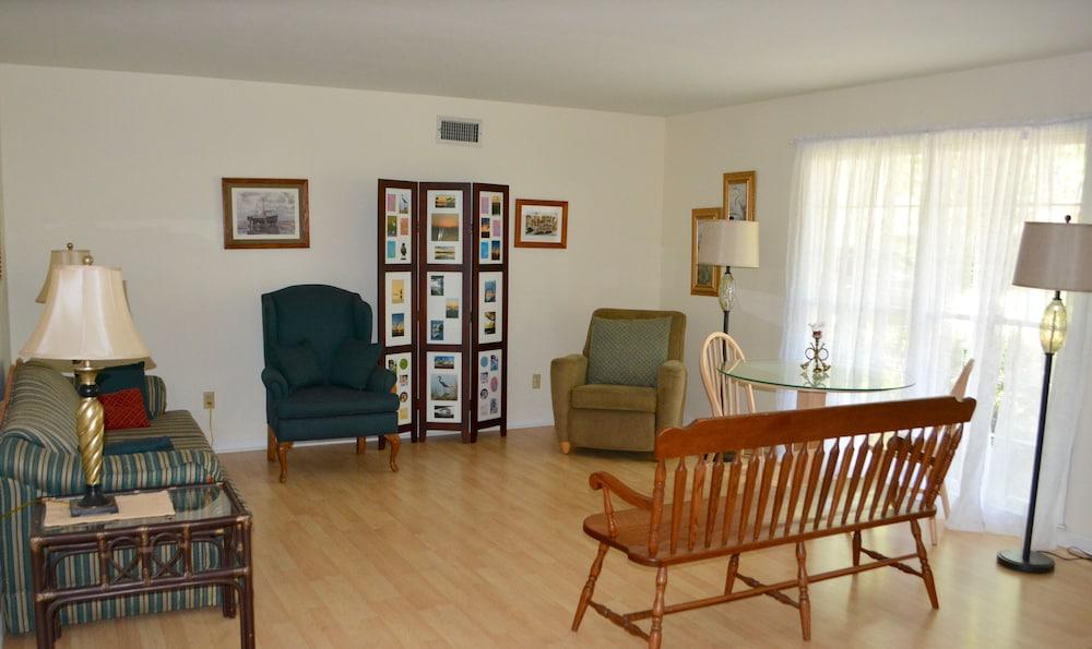 A Jekyll Interlude by Jekyll Realty Others