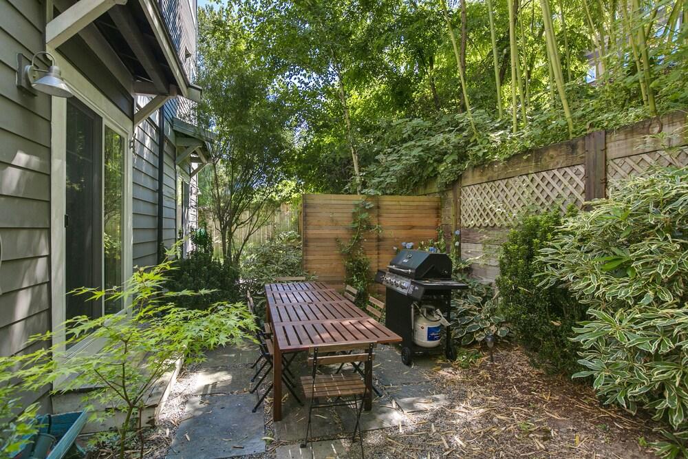 سيتل فاكيشن هوم: ذا لايبراري منطقة شواء/نزهات