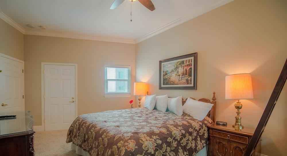 Legacy I 1306 Penthouse Room