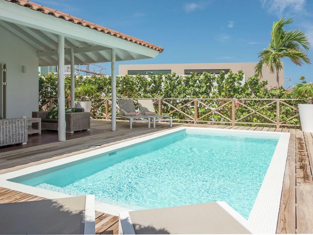 Splendid Villa With Swimming Pool in Jan Thiel Waterslide