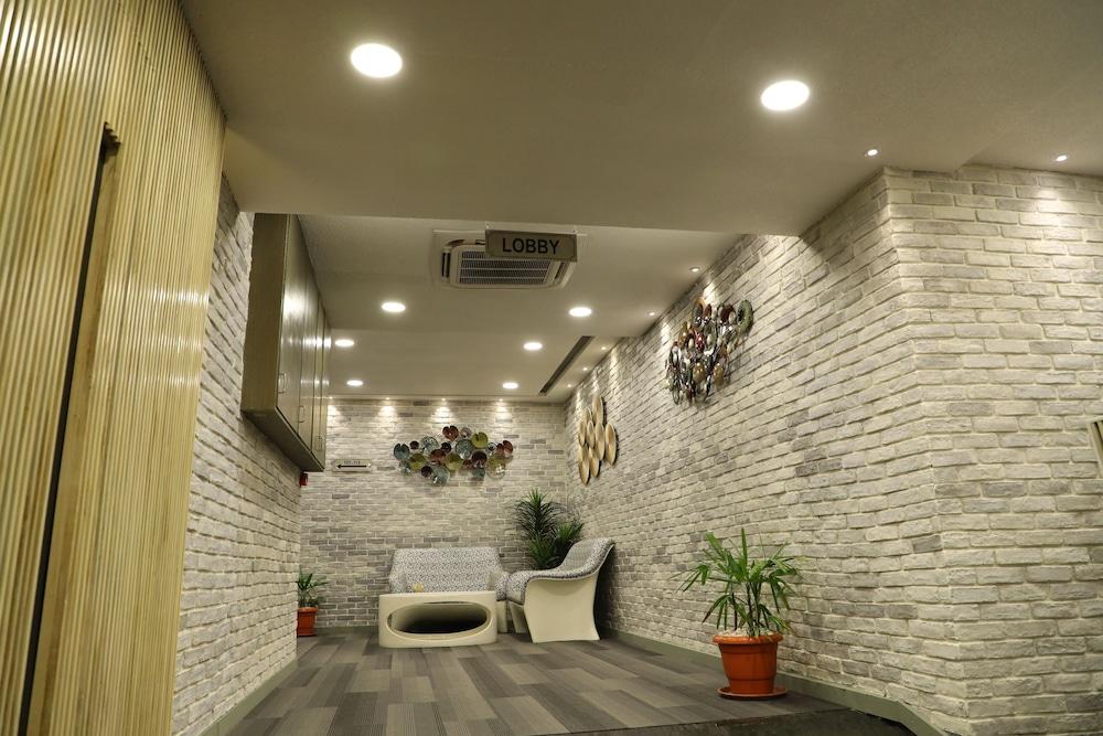 Tribecca Select Lobby Lounge