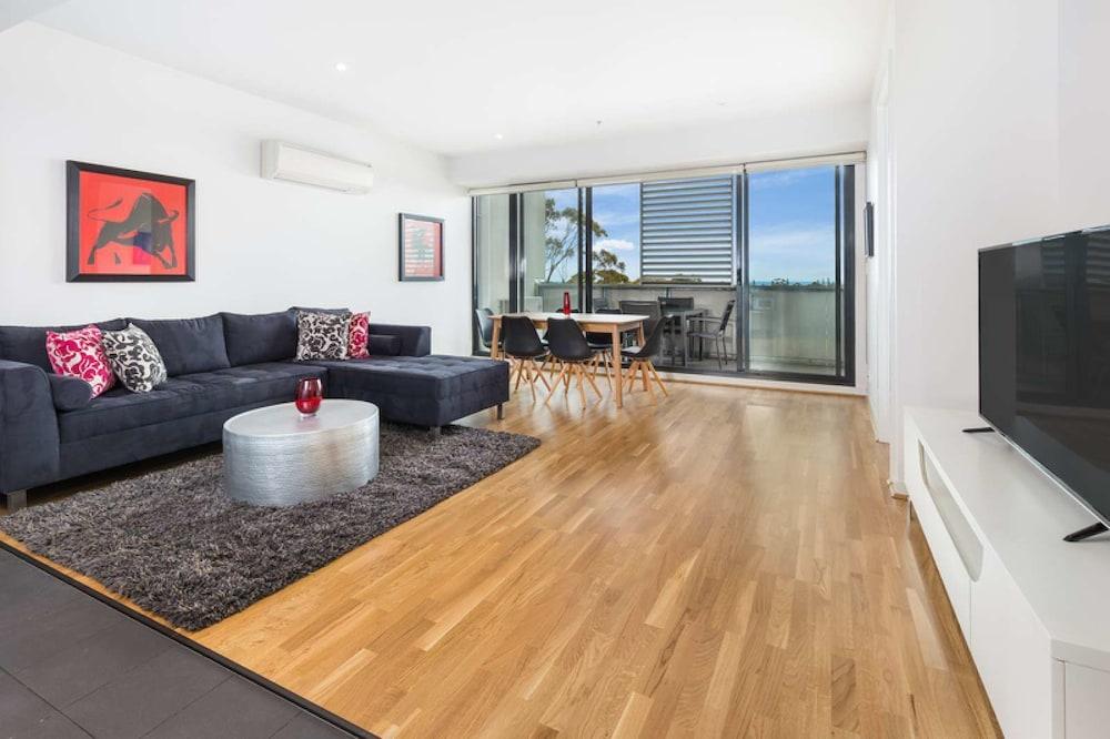 Executive Apartment With Bay Views Living Room