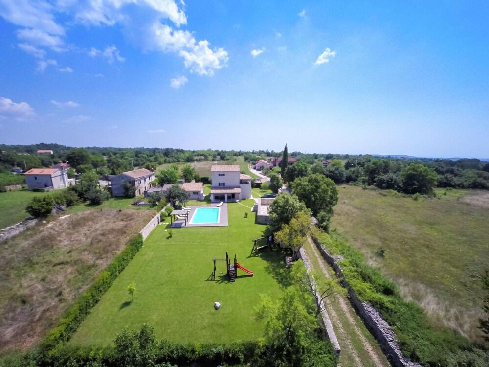 Spacious Villa With Private Swimming Pool in Kanfanar Exterior