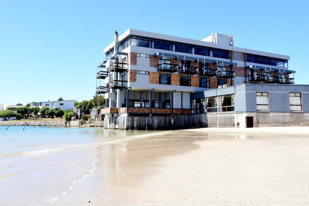 Hoedjiesbaai Hotel