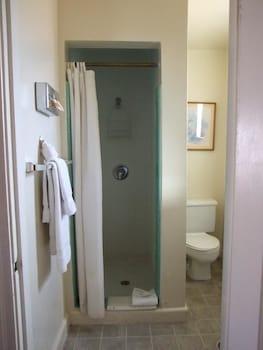 Dixie Palms Motel Bathroom