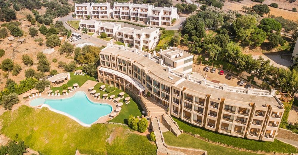 Evia Hotel & Suites