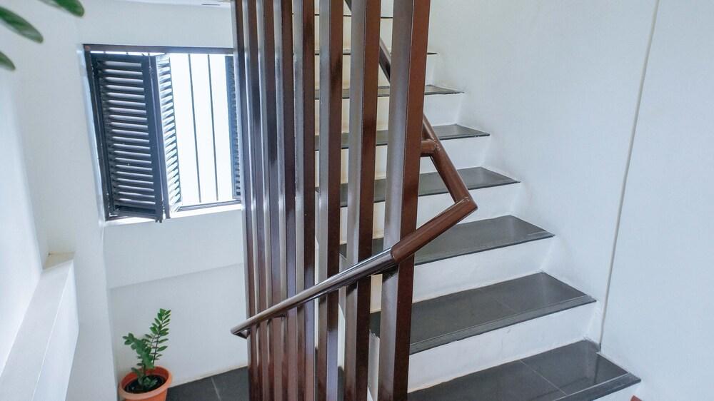 ريد دورز آت دونا خاثينتا باساك مانداوي المنطقة الخارجية