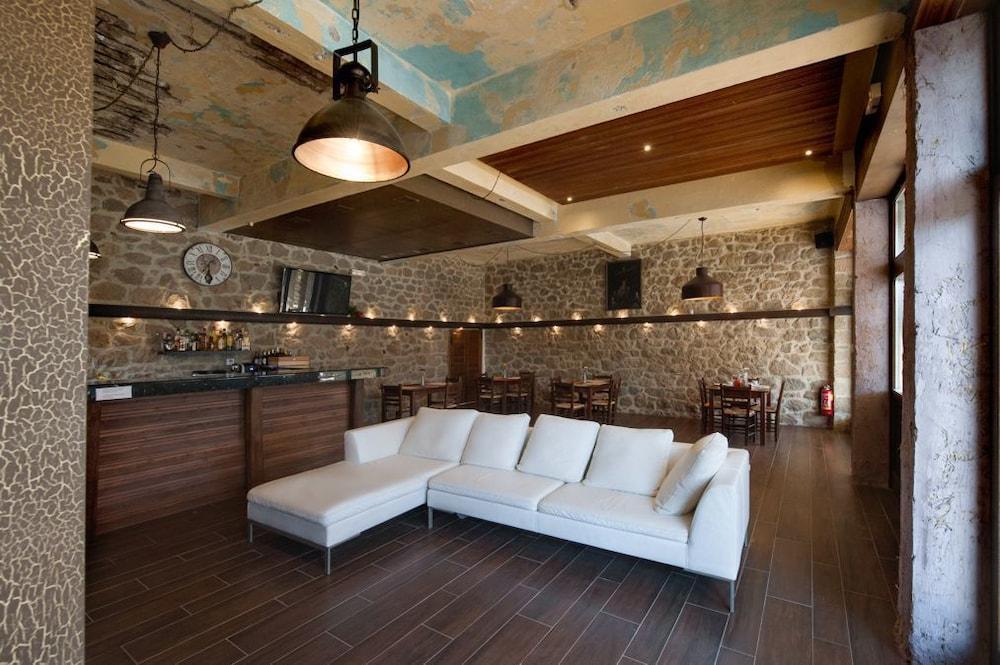 Polys Guest House Lobby Sitting Area