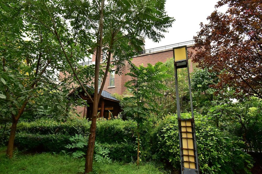 Yi Ming Shu Ju Exterior