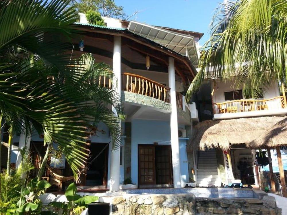 Dolphinbay Beachfront & Dive Resort Exterior