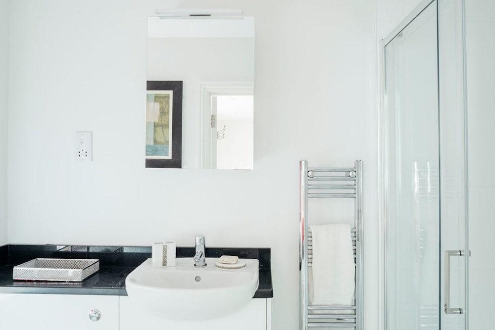 3 The Elms Bathroom