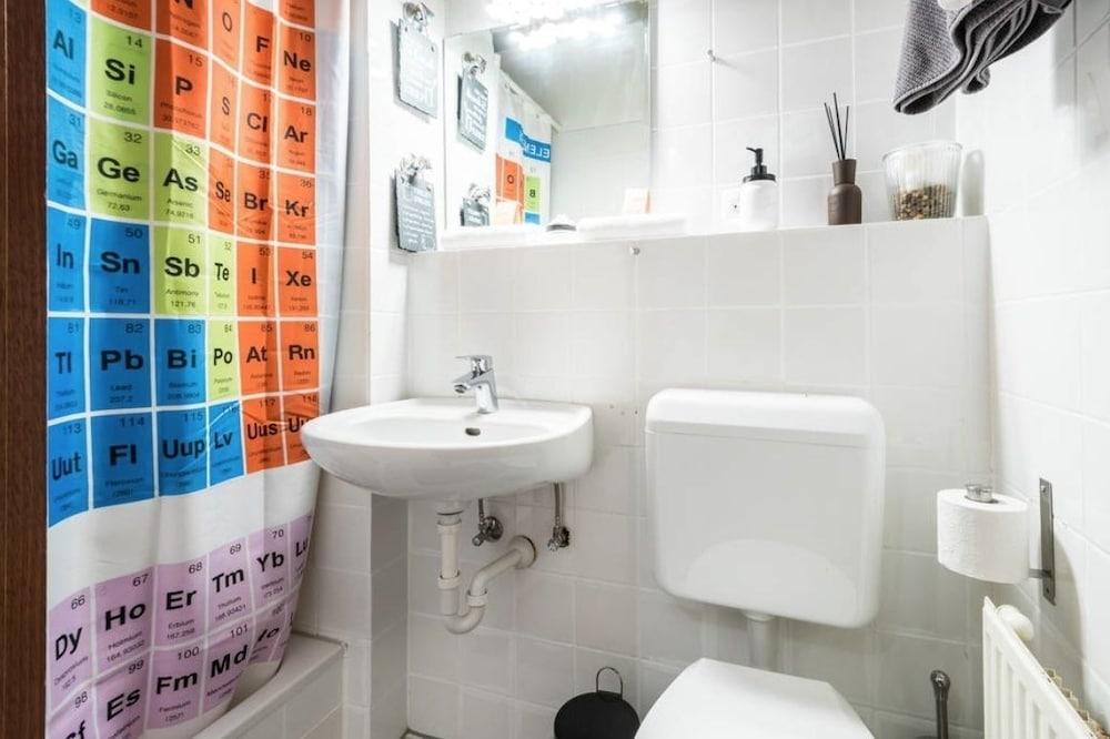 Charming Hipster Flat Bathroom